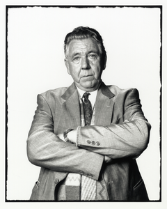 108353 Portret van een man met de armen over elkaar.